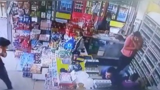 Büfeye silahlı saldırı kamerada