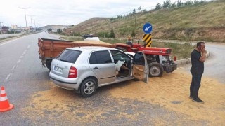 Buğday yüklü traktör otomobille çarpıştı: 1 yaralı