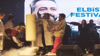 Buray konser verdi balta ve satırla dondurma kesti