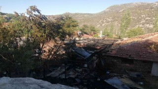 Burdurda çıkan yangında ev kullanılmaz hale geldi, 1 ev ağır hasar aldı