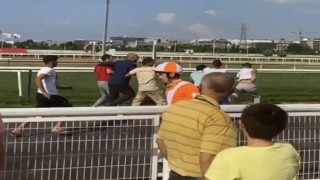 Bursa Hipodromundaki seyislerin tekmeli yumrulu kavgası kamerada