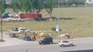 Bursada konar göçer aileler birbirine girdi yoldan geçen araçları taşladılar