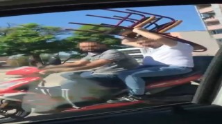 Bursada seyir halindeki motosiklette sandalye taşıdı