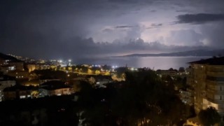 Bursada şimşekler geceyi gündüze çevirdi