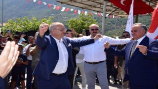 Büyükşehir çalışanlarından maaş zammına davullu zurnalı kutlama