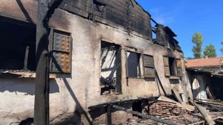 Çankırıda korkutan yangın: İki ev kullanılamaz hale geldi