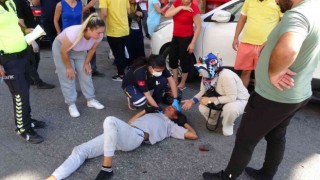 Çarpmanın şiddetiyle parçalanan motosiklet sürücüsü kask sayesinde hayata tutundu
