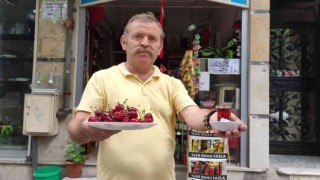 Çay içene ücretsiz kiraz ikram ediyor