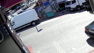 Çekmeköyde virajı dönen otomobil dükkan önündeki kadını altına aldı: 1 ölü