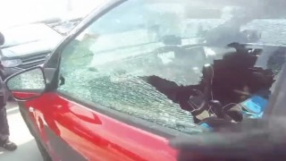 Çekyada arabada bırakılan 3 yaşındaki çocuğu polisler kurtardı