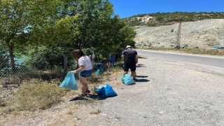 Çevre gönüllüleri gölet çevresinde 2 saatte 97 torba çöp topladı