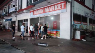 Çıkan yangında marketi küle dönmekten böyle kurtardılar