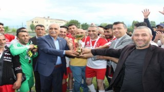 Çıldır Belediyesi futbol turnuvası şampiyonu Eşmepınar