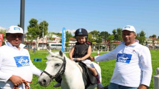 Çocuklar Millet Bahçesinde ‘pony atlarına bindi
