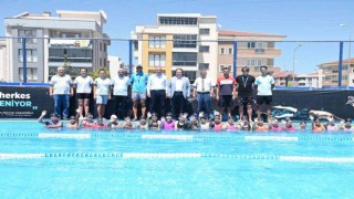 Çocuklar yüzmeyi Karesi Millet Bahçesinde öğreniyor