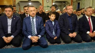 Cumhurbaşkanı Yardımcısı Oktay, bayram namazını memleketi Yozgatta kıldı
