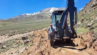 Dağcılar için Süphan Dağında yol açma çalışması