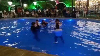 Damadı havuza attılar, suda çiftetelli oynadılar