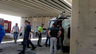 Damperi açık kalan kamyon köprüye çarpıp devrildi; sürücüsü böyle kurtarıldı