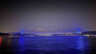 Denizcilik ve Kabotaj Bayramı için köprüler mavi renge büründü
