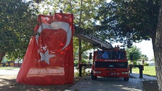 Dev Türk Bayrağı asılı kaldığı ağaçtan indirildi