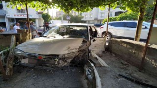 Develide otomobil evin bahçesine girdi