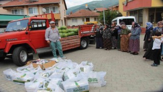 Devrekli muhtar köylü vatandaşlarına karpuz ve tatlı hediye etti