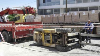 Devrilen forkliftin altında sıkışan operatör yaralandı