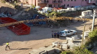Devrilen inşaat vincinin operatörü hayatını kaybetti