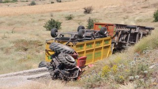 Devrilen traktör altında kalan sürücü ağır yaralandı