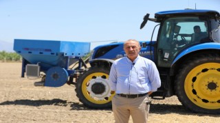 Didim Belediyesinin ilk ayçiçeklerini Başkan Atabay ekti