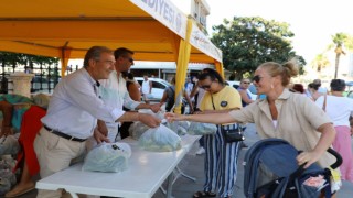 Didim Belediyesinin yetiştirdiği ürünler vatandaşlara dağıtıldı