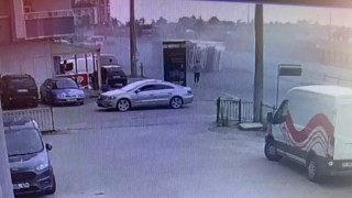 Dinamit yüklü tırın devrildiği kaza anı kameralara yansıdı