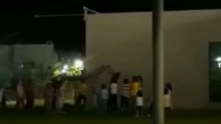 Direkte mahsur kalan kediyi çocuklar kurtardı