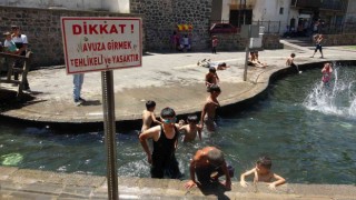 Diyarbakırda asfalt buharlaştı, çocuklar süs havuzlarına koştu