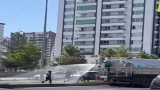 Diyarbakırda sıcaklardan bunalan çocuklar çözümü belediyenin sulama tankerinde buldu