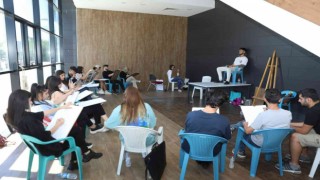 Diyarbakırlı gençler sanat kurslarıyla yazı dolu dolu geçiriyor