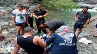 Doğa yürüyüşünde ayağı kırılan adam 4 kilometre sedyeyle taşındı