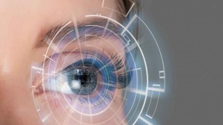 Doktor meslektaşlarını gözlükten kurtardı