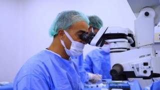 Doktor meslektaşlarını gözlükten kurtardı