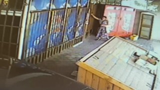 Dolmuştan inen kadının yaptığı hırsızlık güvenlik kamerasına yansıdı