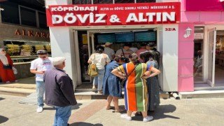 Döviz bürolarında gurbetçi yoğunluğu
