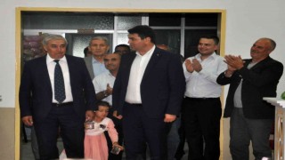 DP Genel Başkanı Uysal evlenen genç çifte oyun havasında eşlik etti