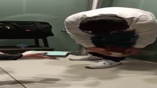 Dubaiden gelen yolcunun pantolonundan 50 adet cep telefonu çıktı