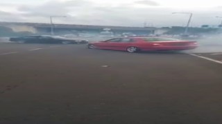 Düğün konvoyunda trafiği durdurup drift yaptılar