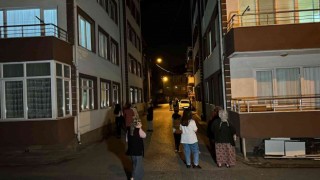 Düzcede deprem nedeniyle vatandaşlar sokağa döküldü