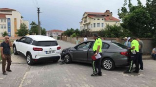 Edirnede iki otomobil çarpıştı: 1 yaralı