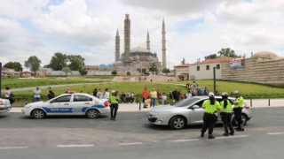 Edirnede trafik polisleri sürücülerle bayramlaştı
