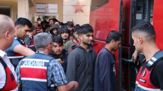 Edirnede yakalanan 260 göçmen sınır dışı edilmek üzere İstanbula gönderildi
