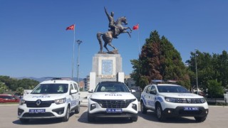 Edremit İlçe Emniyet Müdürlüğü bünyesinde üç yeni resmi araç hizmete girdi